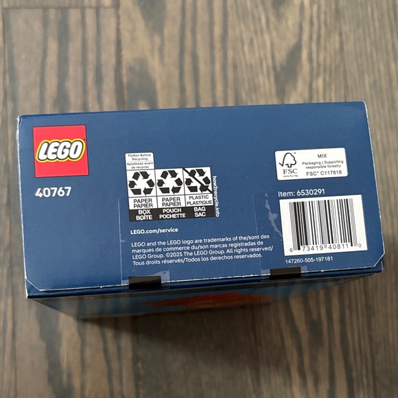 LEGO Red Mini Astronaut Building Set - Picture 4 of 5